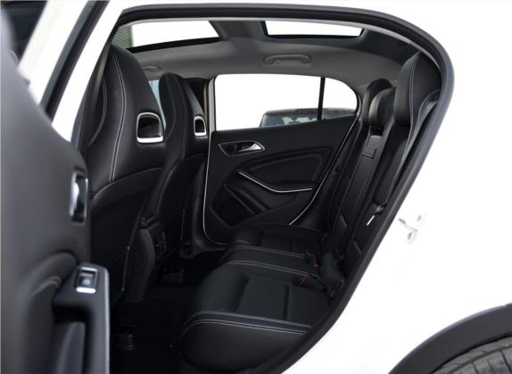 奔驰GLA 2016款 GLA 220 4MATIC 豪华型 车厢座椅   后排空间