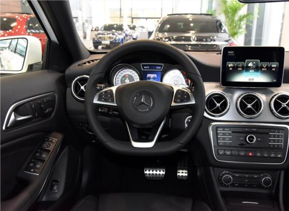 奔驰GLA 2016款 GLA 260 4MATIC 运动型 中控类   驾驶位