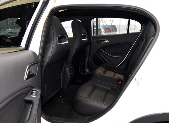 奔驰GLA 2016款 GLA 260 4MATIC 运动型 车厢座椅   后排空间
