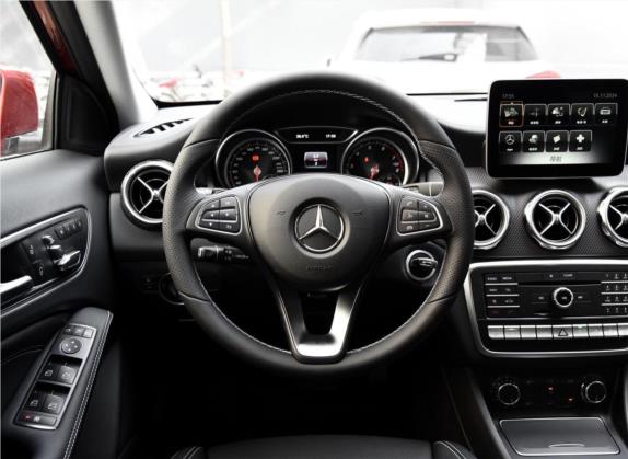 奔驰GLA 2017款 GLA 220 4MATIC 时尚型 中控类   驾驶位