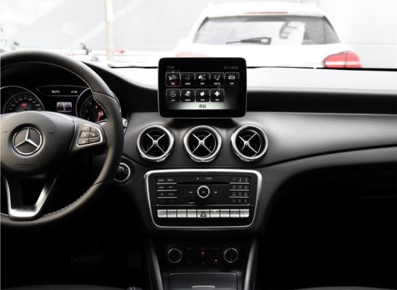 奔驰GLA 2017款 GLA 220 4MATIC 时尚型 中控类   中控台