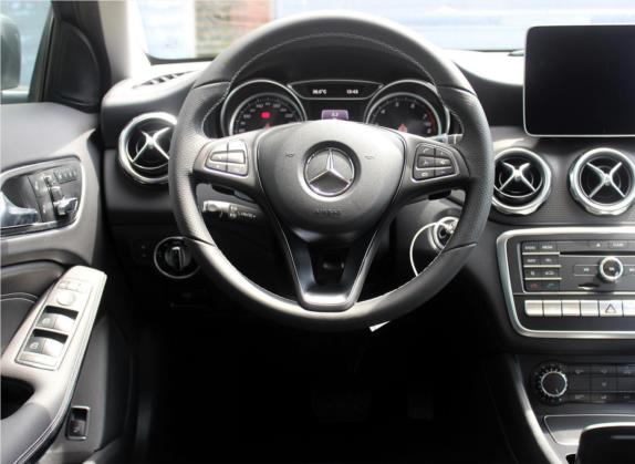 奔驰GLA 2017款 GLA 220 4MATIC 豪华型 中控类   驾驶位