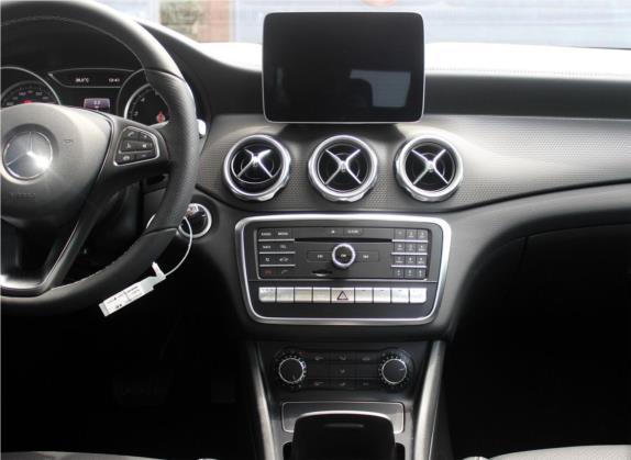 奔驰GLA 2017款 GLA 220 4MATIC 豪华型 中控类   中控台
