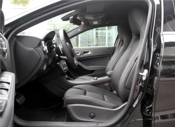 奔驰GLA 2018款 GLA 260 4MATIC 运动型 车厢座椅   前排空间