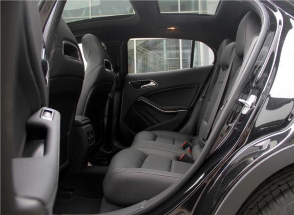 奔驰GLA 2018款 GLA 260 4MATIC 运动型 车厢座椅   后排空间