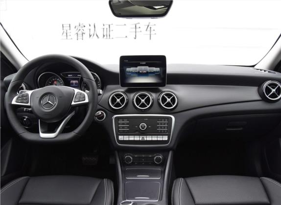 奔驰GLA 2019款 GLA 220 4MATIC 运动型 中控类   中控台