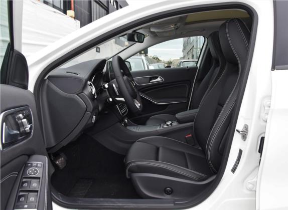 奔驰GLA 2019款 GLA 220 4MATIC 运动型 车厢座椅   前排空间