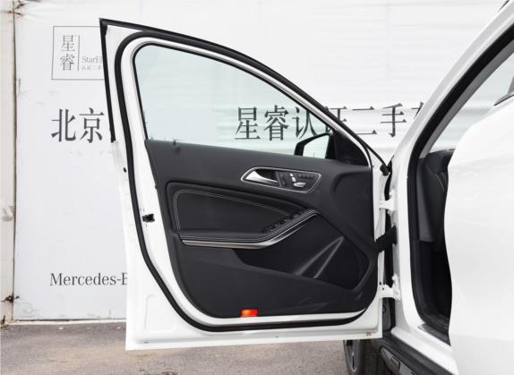 奔驰GLA 2019款 GLA 220 4MATIC 运动型 车厢座椅   前门板