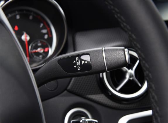 奔驰GLA 2019款 GLA 220 4MATIC 运动型 中控类   挡把