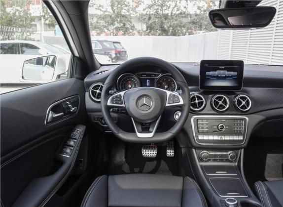 奔驰GLA 2019款 GLA 260 4MATIC 运动型 中控类   驾驶位