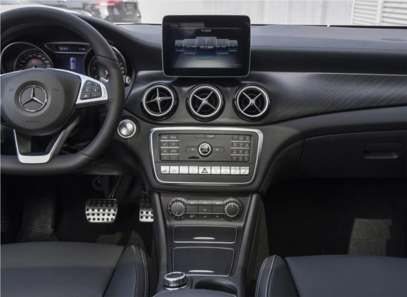 奔驰GLA 2019款 GLA 260 4MATIC 运动型 中控类   中控台