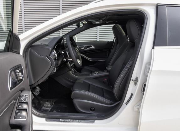 奔驰GLA 2019款 GLA 260 4MATIC 运动型 车厢座椅   前排空间