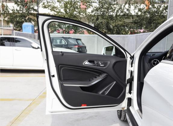 奔驰GLA 2019款 GLA 260 4MATIC 运动型 车厢座椅   前门板