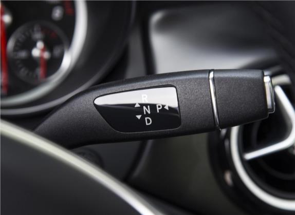 奔驰GLA 2019款 GLA 260 4MATIC 运动型 中控类   挡把