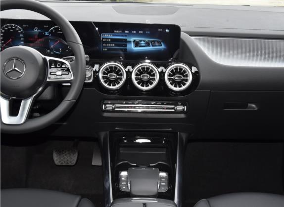 奔驰GLA 2022款 GLA 220 4MATIC 中控类   中控台