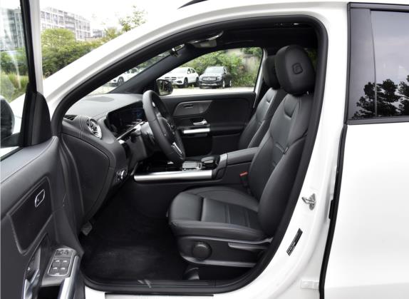 奔驰GLA 2022款 GLA 220 4MATIC 车厢座椅   前排空间