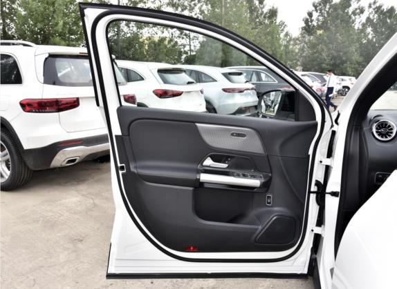 奔驰GLA 2022款 GLA 220 4MATIC 车厢座椅   前门板