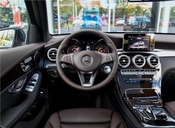 奔驰GLC 2019款 GLC 260 4MATIC 动感型 中控类   驾驶位