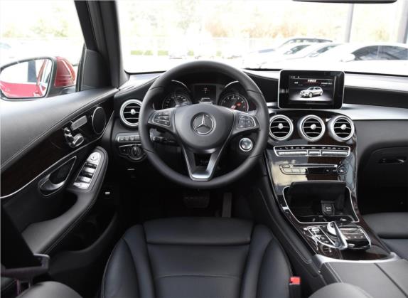 奔驰GLC 2019款 GLC 260 4MATIC 豪华型 中控类   驾驶位