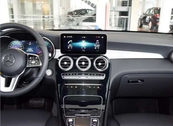 奔驰GLC 2022款 GLC 260 L 4MATIC 动感型 中控类   中控台