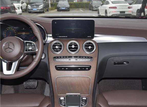 奔驰GLC 2022款 改款 GLC 300 L 4MATIC 豪华型 中控类   中控台