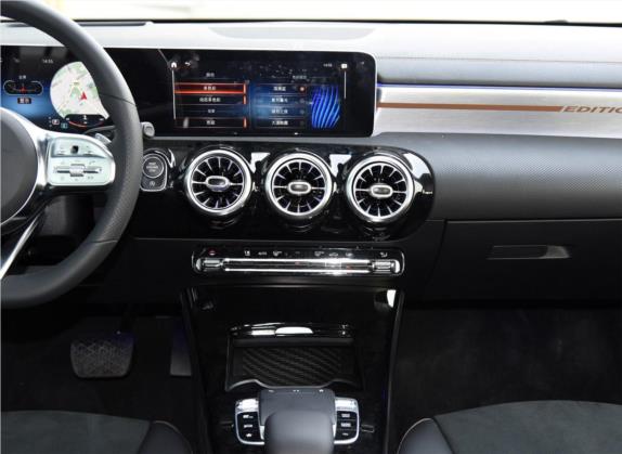 奔驰A级 2019款 A 200 L 运动轿车先行特别版 中控类   中控台