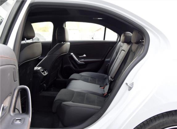 奔驰A级 2019款 A 200 L 运动轿车先行特别版 车厢座椅   后排空间