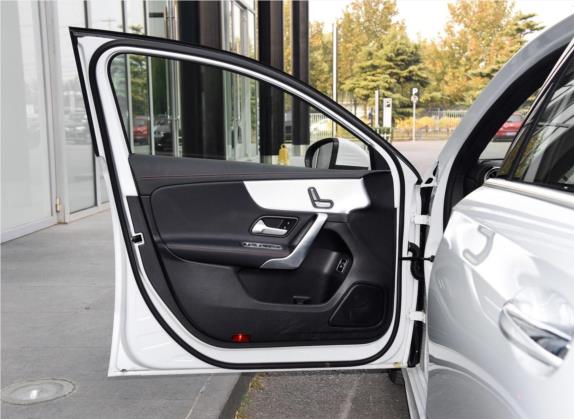 奔驰A级 2019款 A 200 L 运动轿车先行特别版 车厢座椅   前门板