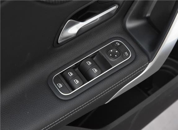 奔驰A级 2019款 A 180 L 运动轿车 车厢座椅   门窗控制