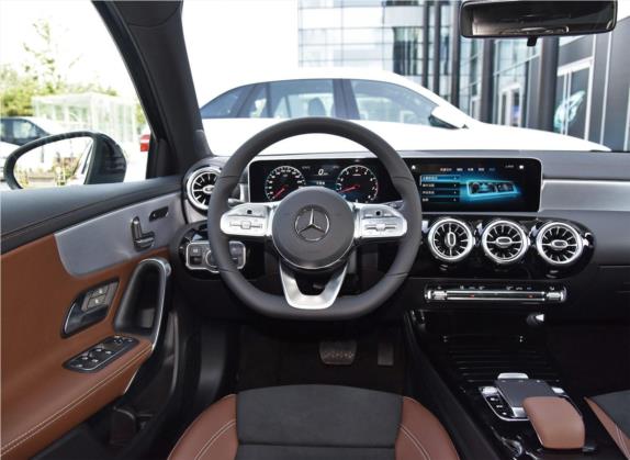 奔驰A级 2019款 A 220 L 4MATIC 运动轿车 中控类   驾驶位