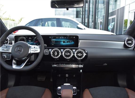 奔驰A级 2019款 A 220 L 4MATIC 运动轿车 中控类   中控台