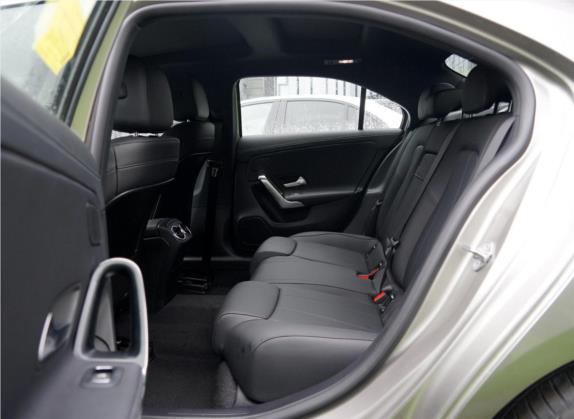 奔驰A级 2019款 改款 A 200 L 车厢座椅   后排空间