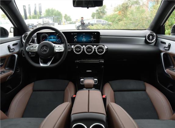 奔驰A级 2020款 A 220 L 4MATIC 运动轿车 中控类   中控全图