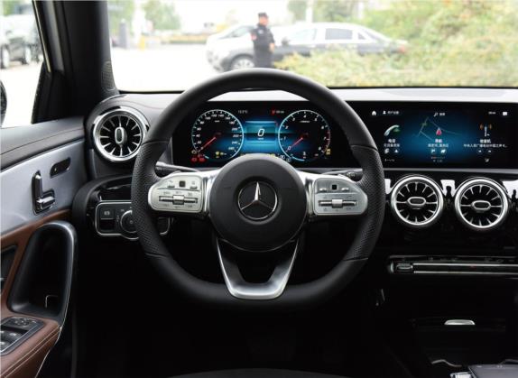 奔驰A级 2020款 A 220 L 4MATIC 运动轿车 中控类   驾驶位