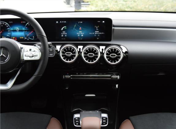 奔驰A级 2020款 A 220 L 4MATIC 运动轿车 中控类   中控台