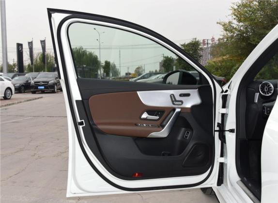 奔驰A级 2020款 A 220 L 4MATIC 运动轿车 车厢座椅   前门板