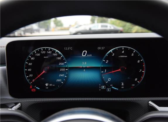 奔驰A级 2020款 A 220 L 4MATIC 运动轿车 中控类   仪表盘