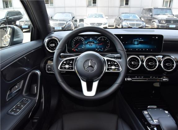 奔驰A级 2020款 改款 A 200 L 运动轿车动感型 中控类   驾驶位
