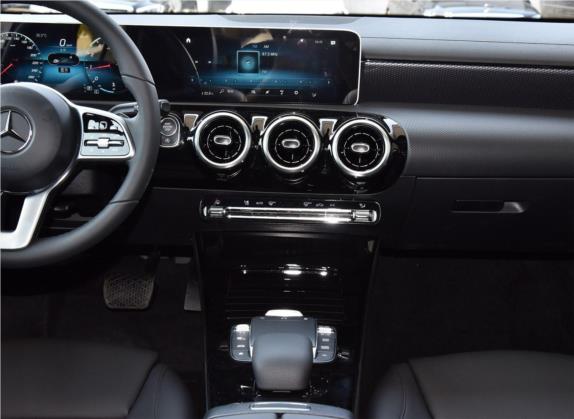 奔驰A级 2020款 改款 A 200 L 运动轿车动感型 中控类   中控台