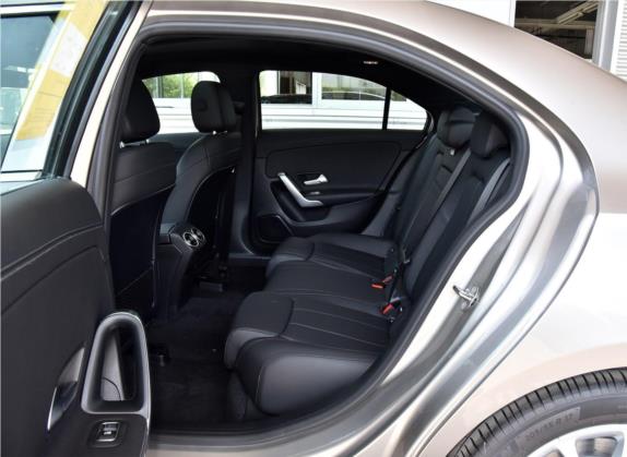 奔驰A级 2020款 改款 A 200 L 运动轿车动感型 车厢座椅   后排空间