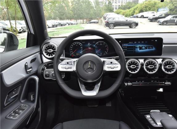 奔驰A级 2020款 改款 A 220 L 4MATIC 运动轿车 中控类   驾驶位