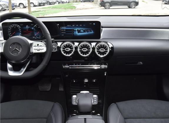 奔驰A级 2020款 改款 A 220 L 4MATIC 运动轿车 中控类   中控台