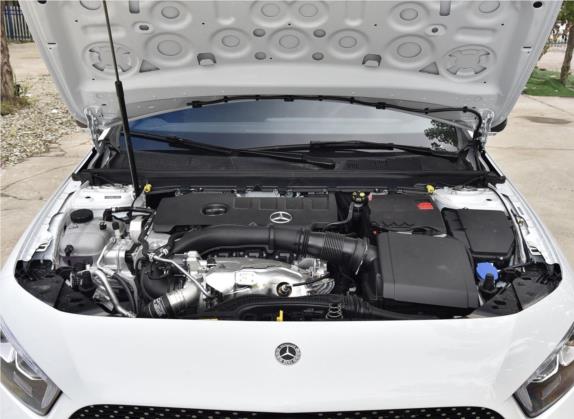 奔驰A级 2020款 改款 A 220 L 4MATIC 运动轿车 其他细节类   发动机舱