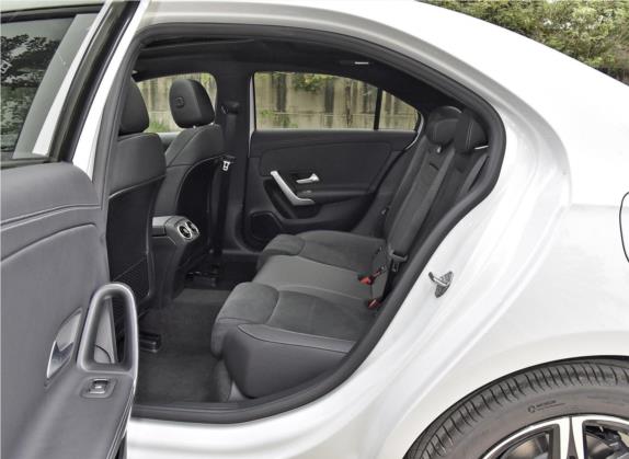 奔驰A级 2020款 改款 A 220 L 4MATIC 运动轿车 车厢座椅   后排空间