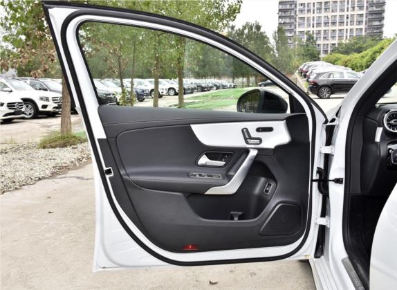奔驰A级 2020款 改款 A 220 L 4MATIC 运动轿车 车厢座椅   前门板