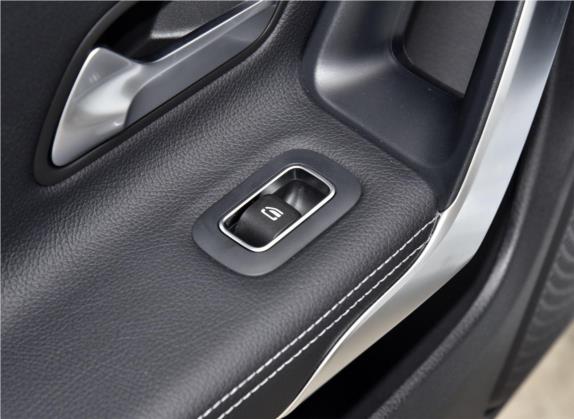 奔驰A级 2020款 改款 A 220 L 4MATIC 运动轿车 车厢座椅   门窗控制