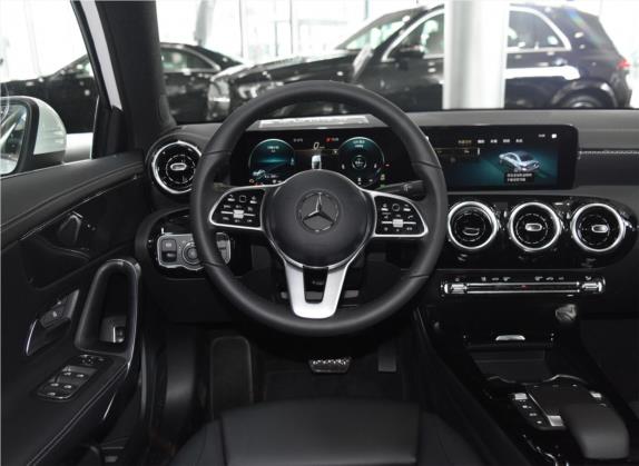 奔驰A级 2021款 A 200 L 运动轿车动感型 中控类   驾驶位