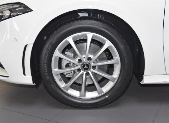 奔驰A级 2021款 A 200 L 运动轿车动感型 其他细节类   前轮