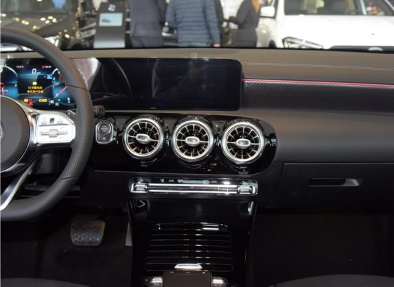 奔驰A级 2021款 A 200 L 运动轿车时尚型 中控类   中控台
