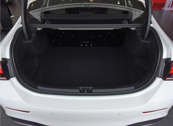 奔驰A级 2021款 A 200 L 运动轿车时尚型 车厢座椅   后备厢